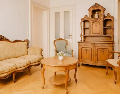 Antique Photo – Apartment — 10 min to Center